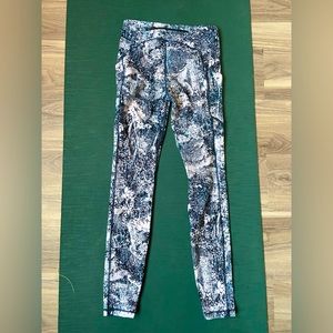 Size 4 Lululemon Align leggings with pockets - only worn a handful of times.